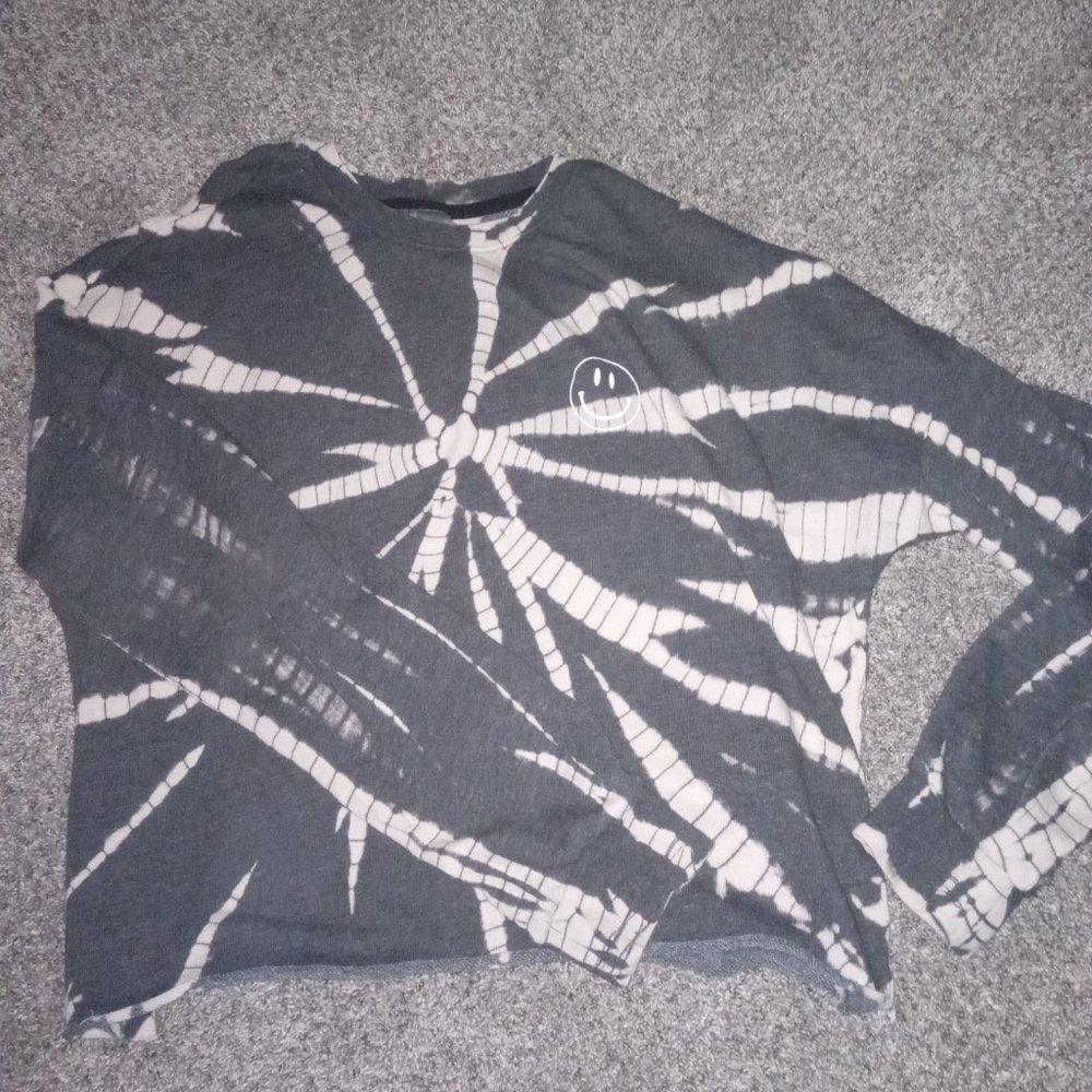 Smiley face tie diy black and white sweater 💕🐚